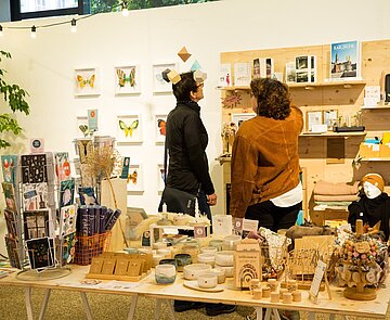 Besucher des Pop-up-Stores am Rondellplatz zum Stadtfest.