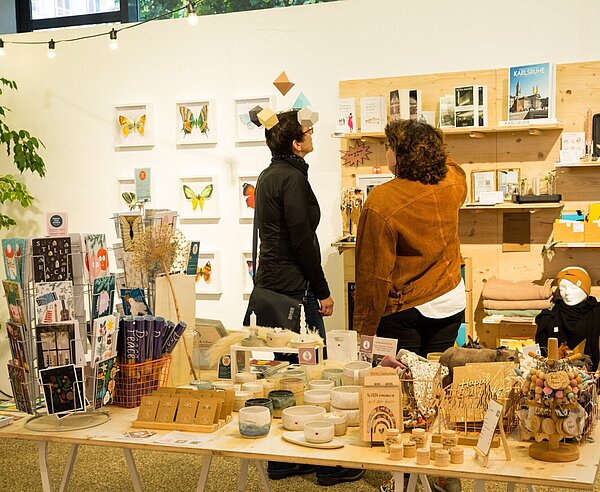 Besucher des Pop-up-Stores am Rondellplatz zum Stadtfest.