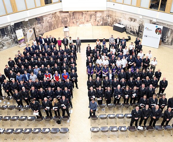 Stadt und Landkreis Karlsruhe zeichnen gemeinsam mit dem Regierungspräsidium Karlsruhe rund 160 Einsatzkräfte mit der rheinland-pfälzischen Fluthilfemedaille aus.