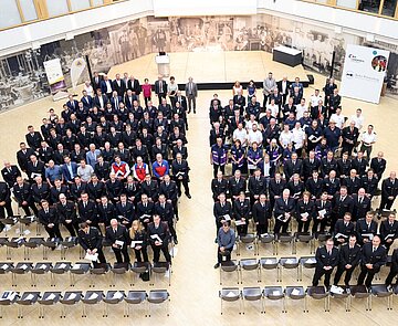 Stadt und Landkreis Karlsruhe zeichnen gemeinsam mit dem Regierungspräsidium Karlsruhe rund 160 Einsatzkräfte mit der rheinland-pfälzischen Fluthilfemedaille aus.