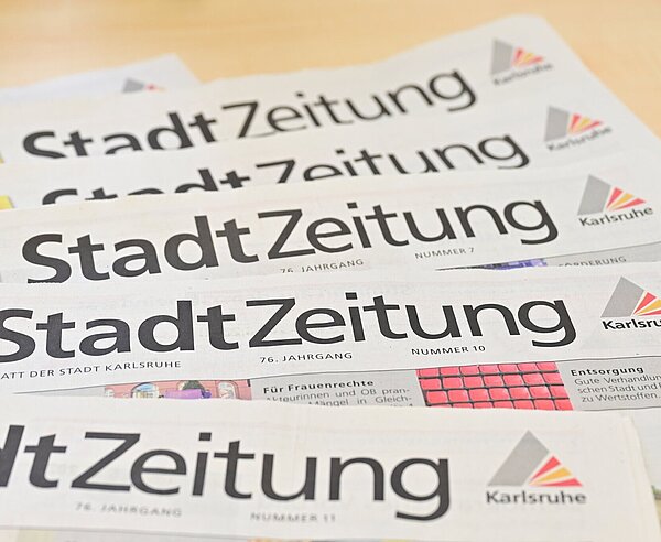 Blick von oben auf einen Stapel Stadtzeitungen