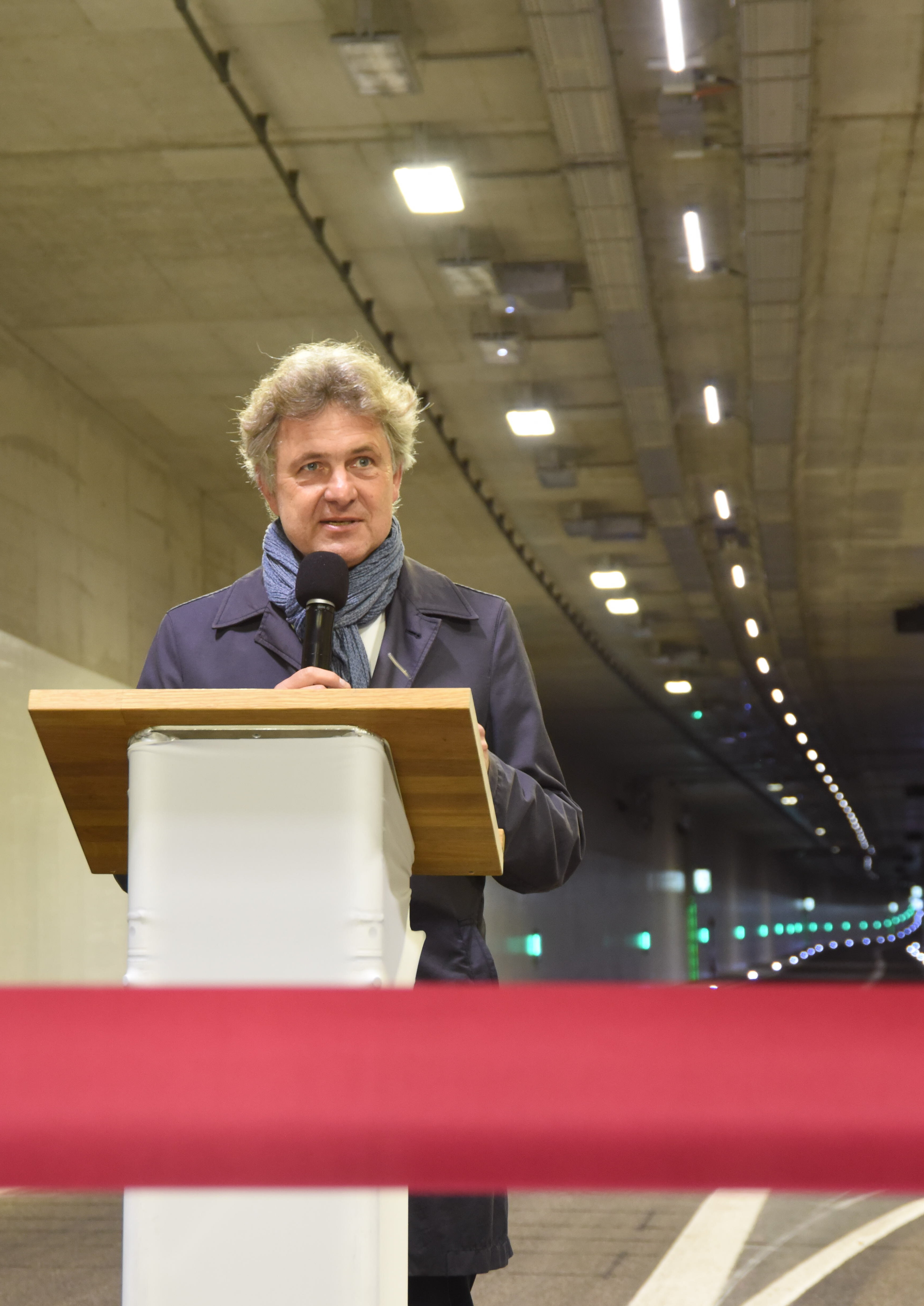 OB Frank Mentrup steht an einem Rednerpult im Karoline-Luise-Tunnel.