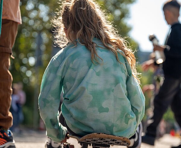 Skateboard auf dem eine Person sitzt