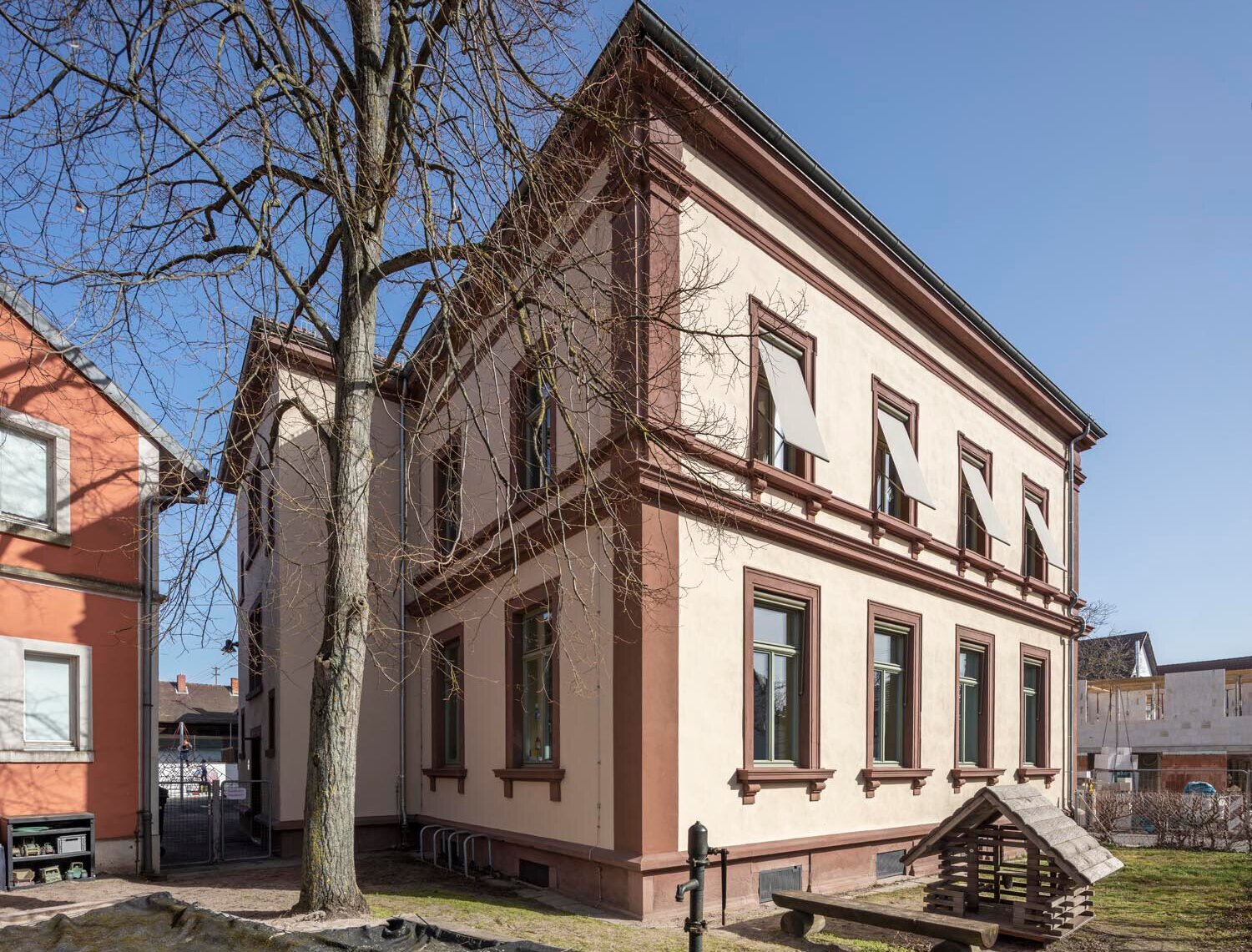 Nordwestansicht der sanierten Sandsteinfassade mit neuen Fenstern