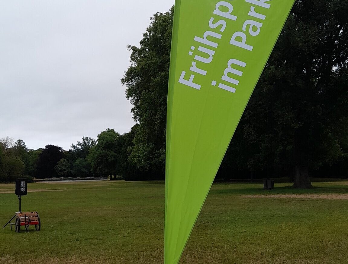 Das Fotom zeigt die Beachflag für den Frühsport im Park