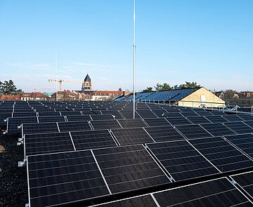 Neue Photovoltaik auf dem Dach der Kita am Weinbrennerplatz