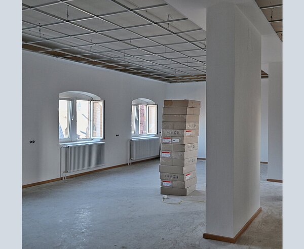 Montage der Akustikdecken in der Erich-Kästner-Schule.