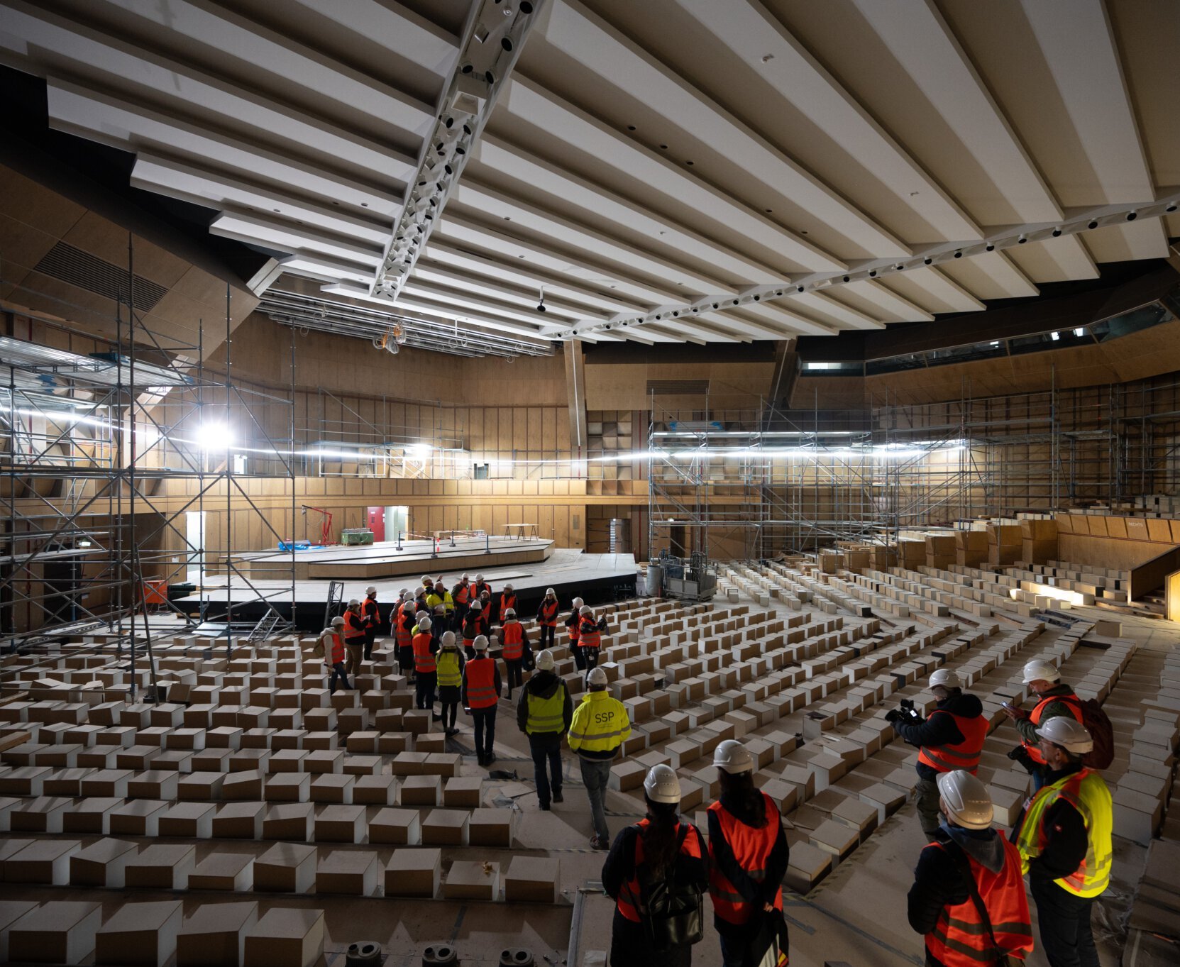 Begehung der Stadthalle Karlsruhe während der Sanierung im November 2024.