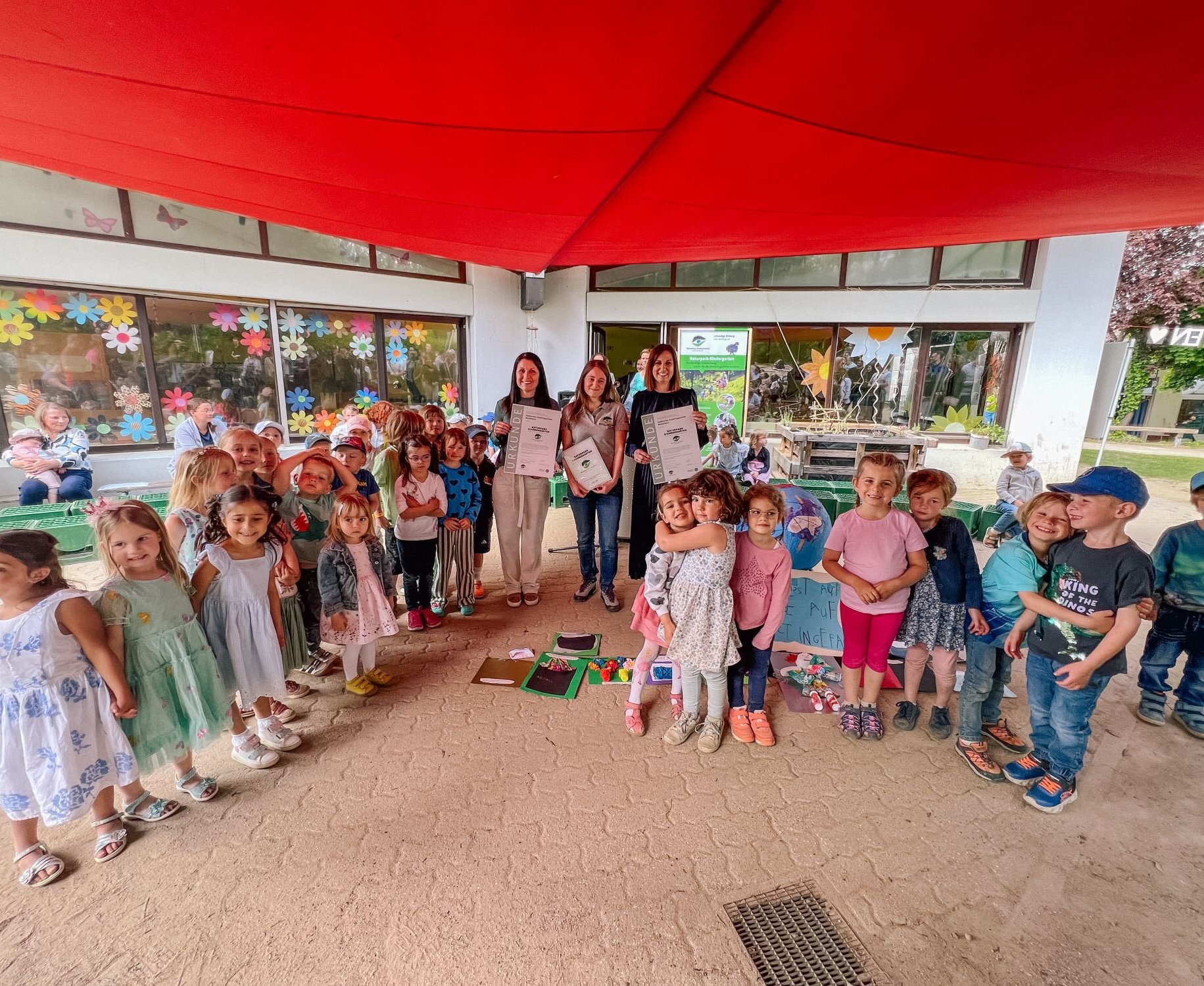 Freuen sich über die Auszeichnung als Naturpark-Kindergarten: die Kinder der Städtischen Kindertagesstätte Wettersbach, die Kita-Leiterin Michaela Vazquez, die Naturpark-Bereichsleiterin für Bildung & Biodiversität Fränze Stein und die Ortsvorsterin von Karlsruhe-Wettersbach Kerstin Tron (v. l.).