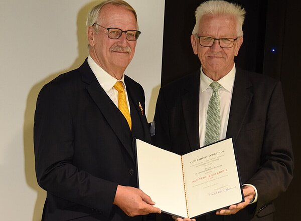 Ministerpräsident Winfried Kretschmann verleiht Friedrich Georg Hoepfner (links) das Bundesverdienstkreuz am Bande 1. Klasse. 