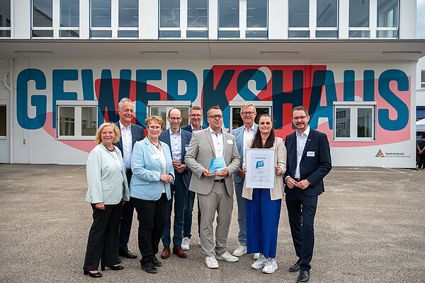 Viele Akteure haben bei der Entstehung des Gewerkshauses mitgewirkt (v.l.n.r.): Ariane Durian (Vizepräsidentin IHK Karlsruhe), Christian Metzger (Werksleiter Michelin Karlsruhe), Gabriele Luczak-Schwarz (Wirtschaftsbürgermeisterin), Walter Bantleon (Hauptgeschäftsführer Handwerkskammer Karlsruhe), Thorsten Badent (Kreishandwerksmeister), Torben Stieglitz (Leitung Wirtschaftsförderung), Peter Imhof (Geschäftsführer Kreishandwerkerschaft), Katharina Püschel (Leitung Gewerkshaus) und Karsten Lamprecht (Präsident Handwerkskammer Karlsruhe).