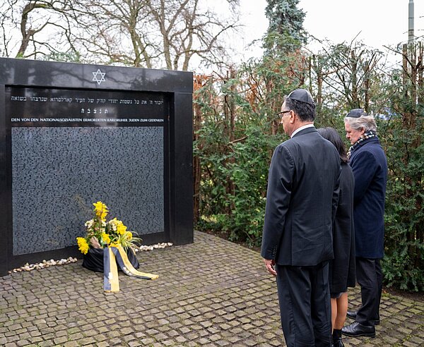 Rami Suliman, Muhterem Aras MdL und OB Dr. Frank Mentrup vor dem Denkmal für die ermordeten Karlsruher Jüdinnen und Juden.