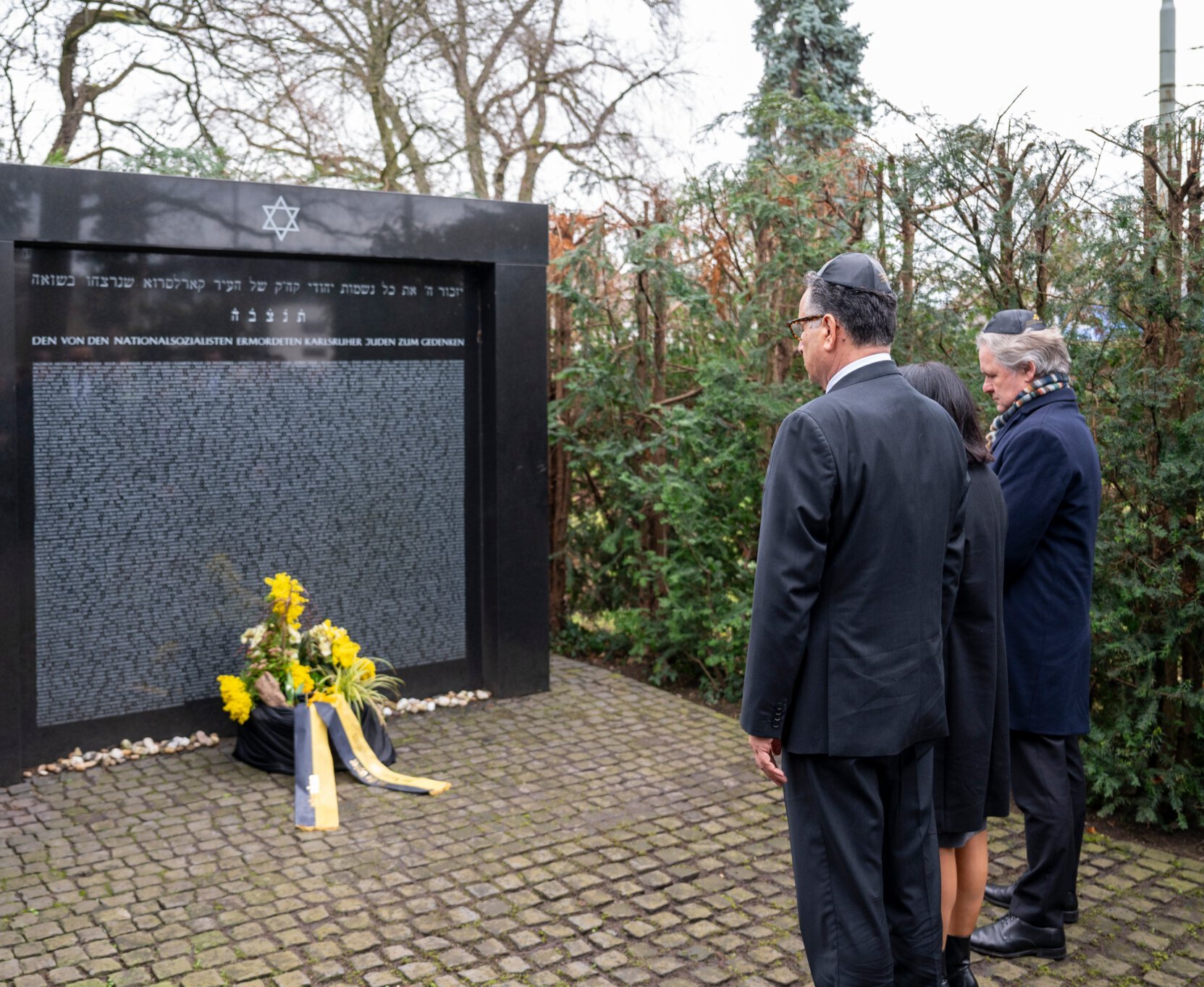 Rami Suliman, Muhterem Aras MdL und OB Dr. Frank Mentrup vor dem Denkmal für die ermordeten Karlsruher Jüdinnen und Juden.