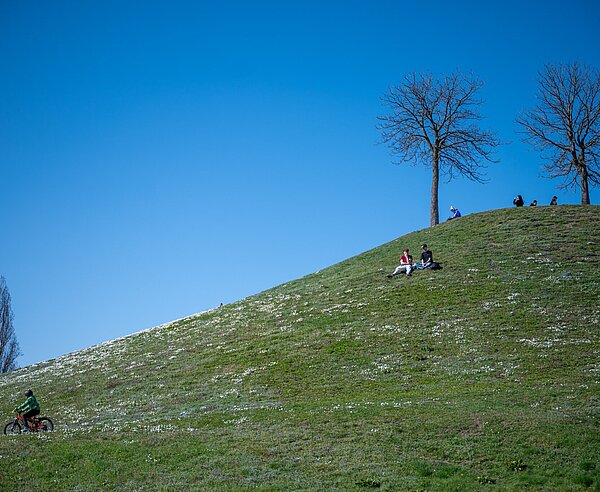 Menschen genießen den Frühling auf dem Hügel der Günther-Klotz-Anlage