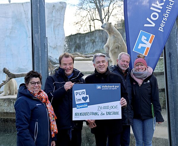 Die Artenschutzstiftung Zoo Karlsruhe erhält eine 20.000-Euro-Spende von der Volksbank pur. Das Geld geht an die Organisation Polar Bears International zur Erforschung und zum Schutz von Eisbären in der Natur.