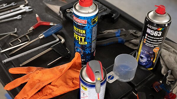 Mehrere Utensilien für die Fahrradreparatur.