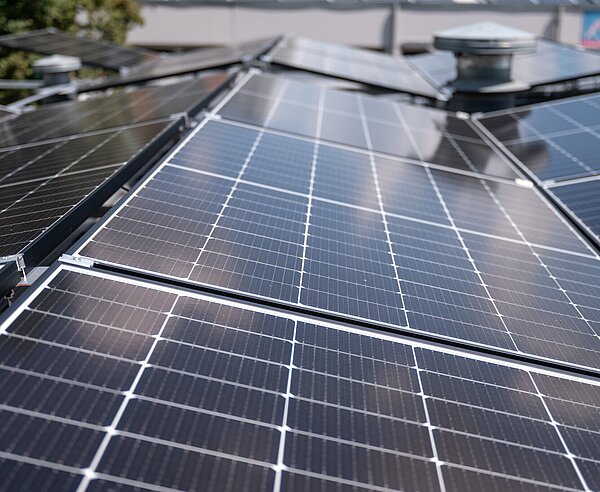 Photovoltaik-Anlage auf dem Dach des Sonnenbads in Karlsruhe