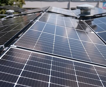 Photovoltaik-Anlage auf dem Dach des Sonnenbads in Karlsruhe