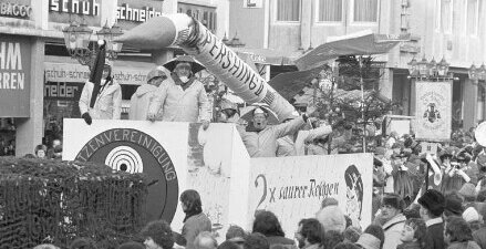 Umzugswagen der Schützenvereinigung Knielingen zum Thema "Saurer Regen"