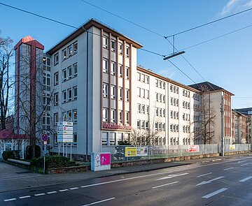 Gebäudeansicht der Volkshochschule und des Internationalen Bildungszentrums  von außen