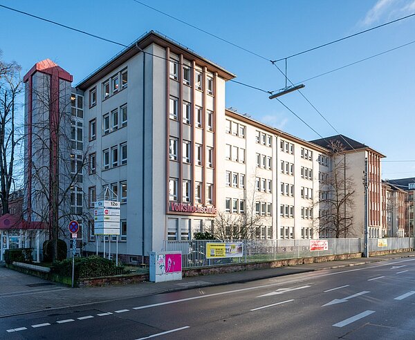 Gebäudeansicht der Volkshochschule und des Internationalen Bildungszentrums  von außen