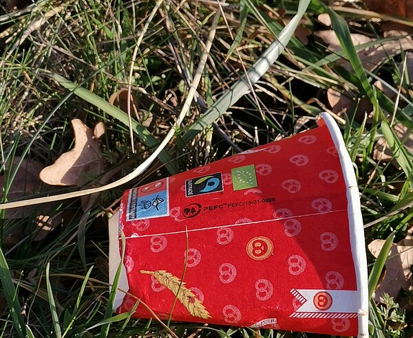 Coffee-to-Go Becher im Gras