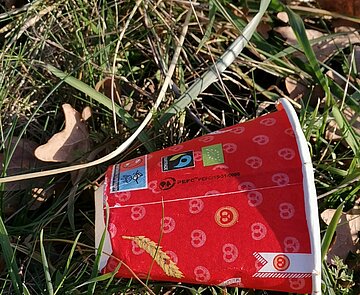 Coffee-to-Go Becher im Gras