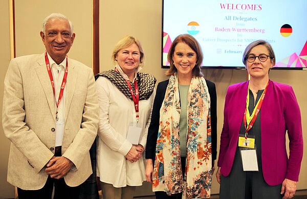 Austausch im „Narsee Monjee Institute of Management Studies“ (NMIMS) in Mumbai (v.l.): Thane-Belapur-Projektkoordinator Murad Futehally, Prof. Dr.-Ing. Anke Karmann-Woessner, Leiterin Stadtplanungsamt Karlsruhe, Wissenschaftsministerin Petra Olschowski und Prof. Dr. Rose Marie Beck, Rektorin Hochschule Karlsruhe. 