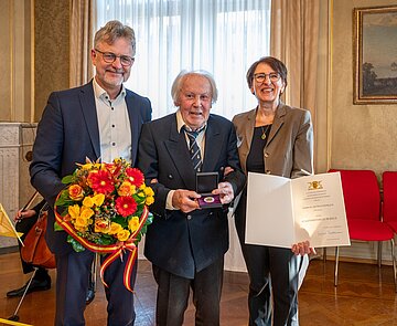 Ehrung des Landes: Oberbürgermeister Dr. Frank Mentrup, der Ausgezeichnete Dr. Dieter Köhnlein und Staatssekretärin Dr. Ute Leidig (von links).