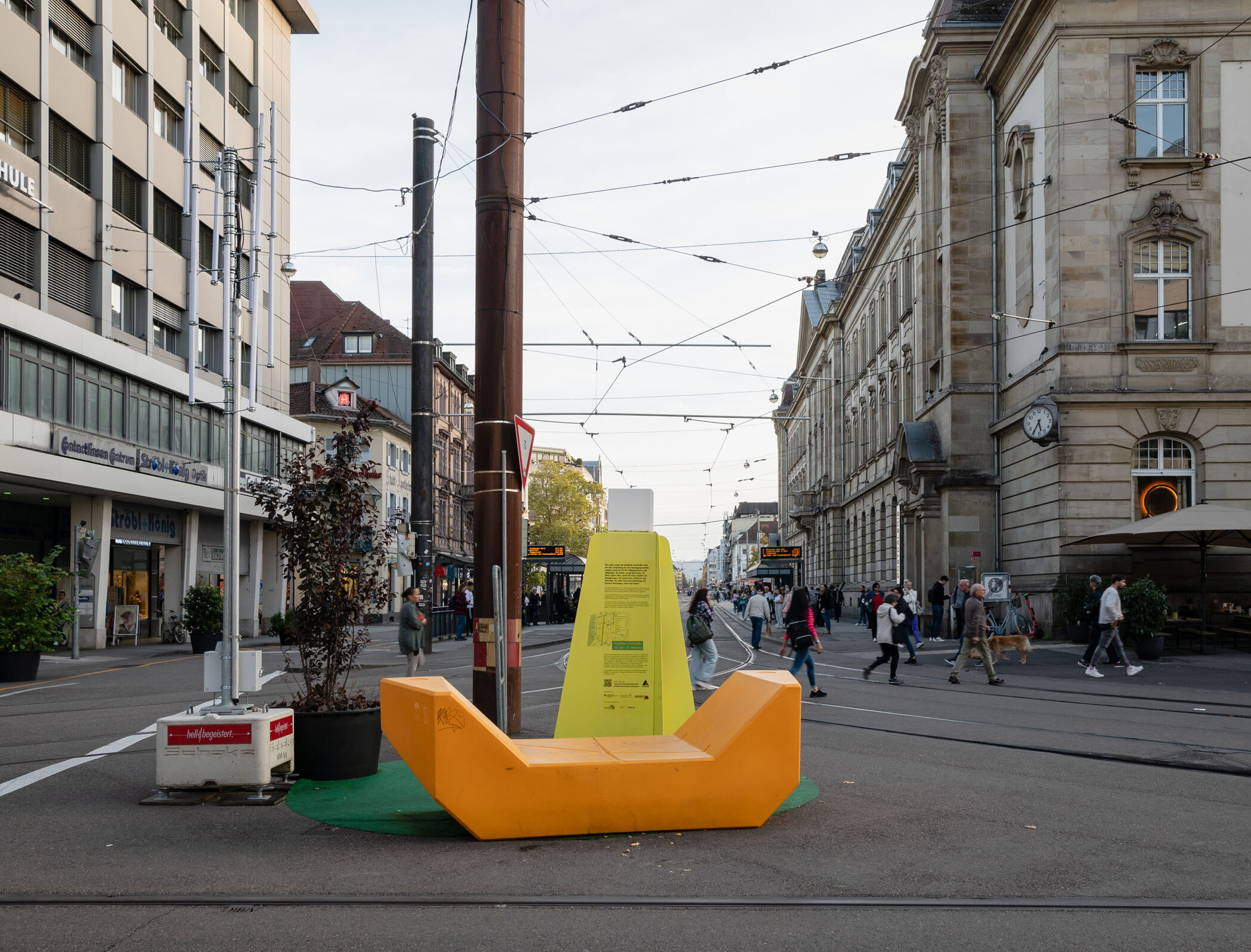 Infostele und Enzimöbel