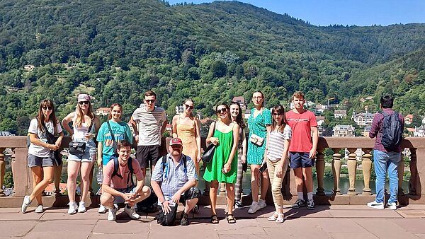 Eine Gruppe Praktikant*innen bei einem Ausflug in Heidelberg.