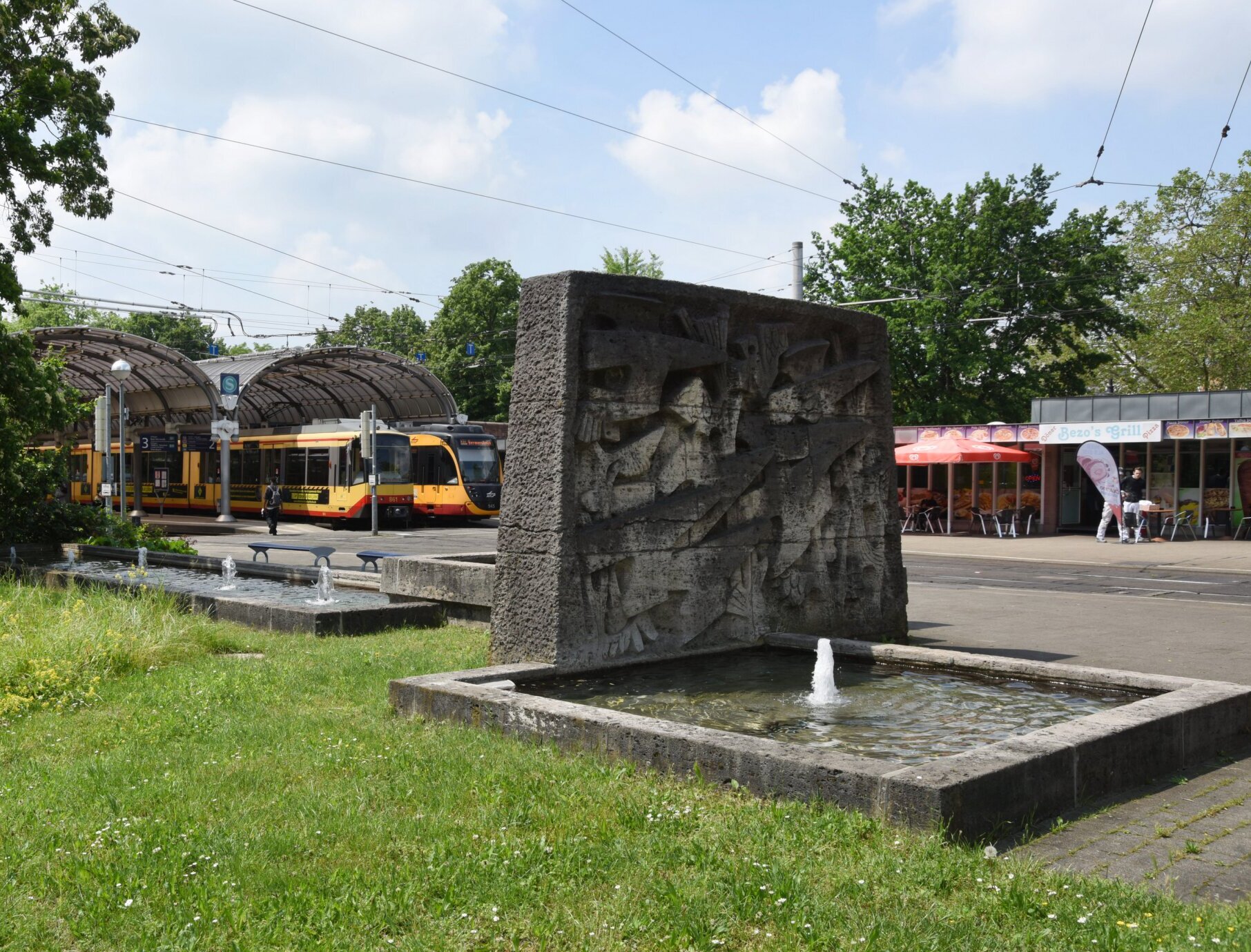 Kleine Fontänen sprudeln im Brunnen am Albtalbahnhof.