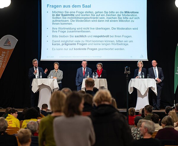 Bei der Infoveranstaltung zur aktuellen Haushaltslage beantworteten die Bürgermeisterinnen und Bürgermeister Fragen des Publikums. 