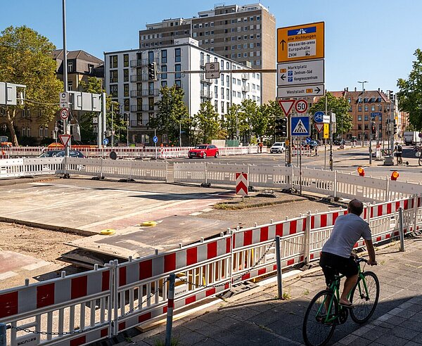 Am Knotenpunkt Kriegsstraße/Brauerstraße/Reinhold-Frank-Straße wird die Verkehrs- und Versorgungsinfrastruktur erneuert
