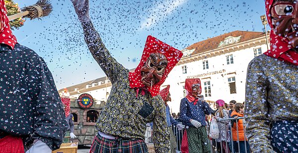 Hexengruppe beim Fasnachtumzug 2025 mit Konfetti