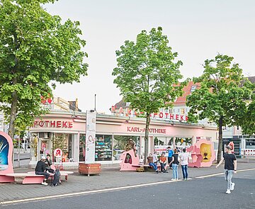 Die Installation „Flora Momentum“ steht voraussichtlich bis August vor der Karl-Apotheke auf dem Stephanplatz