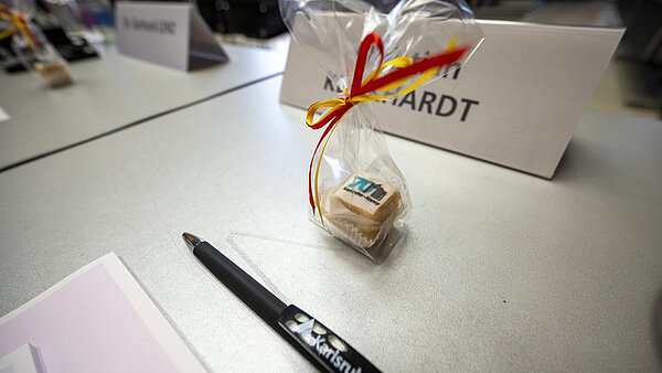 Blick auf einen Sitzungstisch.