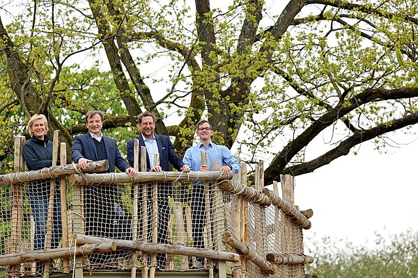 Zoo-Architektin Eva Kaltenbach, Zoodirektor Dr. Matthias Reinschmidt, Volksbank-Vorstandsvorsitzender Matthias Hümpfner sowie Steffen Karcher, stellvertretender Zoodirektor, (von links) schauen von der Aussichtsplattform über die Baustelle der Afrikasavannen-Anlage. 