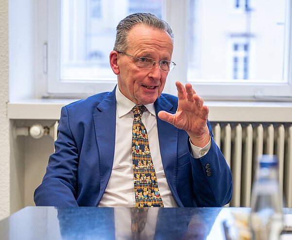 Bürgermeister Dr. Albert Käuflein im Gespräch beim Interview zum Amtsantritt