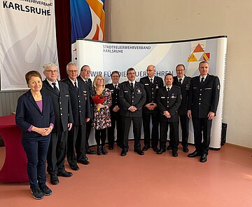 Bürgermeisterin Bettina Lisbach (links), Stadtfeuerwehrverbands-Vorsitzender Ulrich Volz (Dritter von links) und Feuerwehrkommandant Florian Geldner (rechts) ehren außergewöhnliches Engagement und unermüdlichen Einsatz. 