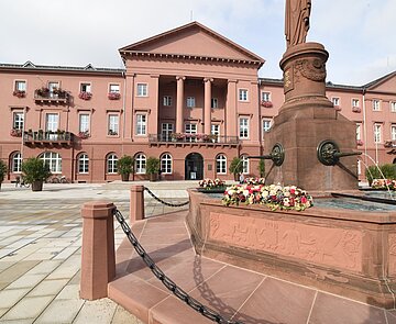 Das Rathaus mit Brunnen im Vordergrund