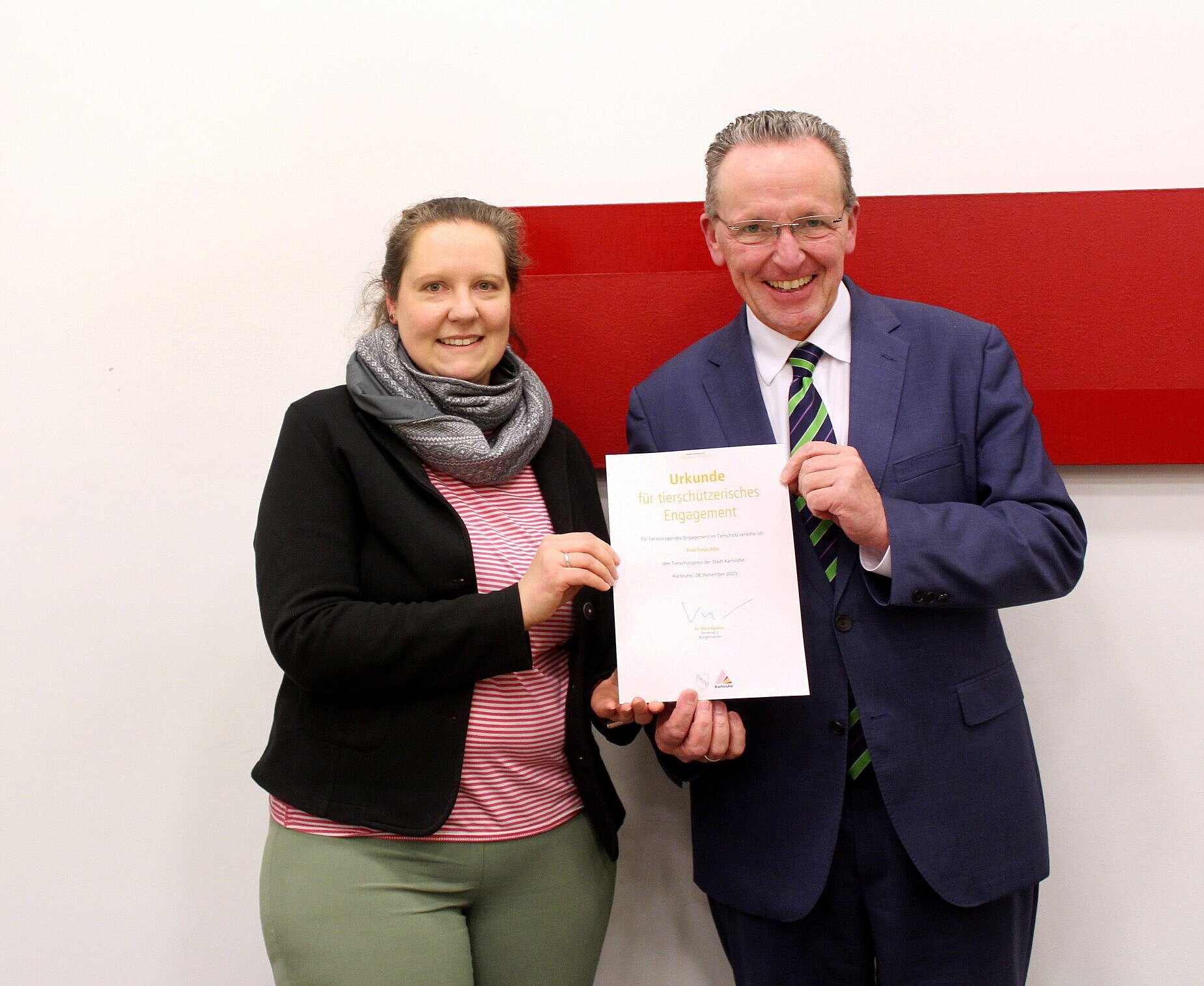 Die Urkunde erhielt Tanja Götz von Bürgermeister Albert Käuflein während der Ehrung mit Feierstunde im Rathaus.