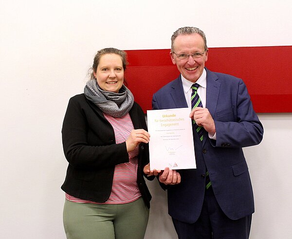 Die Urkunde erhielt Tanja Götz von Bürgermeister Albert Käuflein während der Ehrung mit Feierstunde im Rathaus.