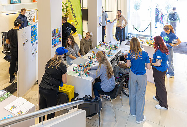 Menschen bei der "Lego Serious Play" Aktion des Fraunhofer Instituts 