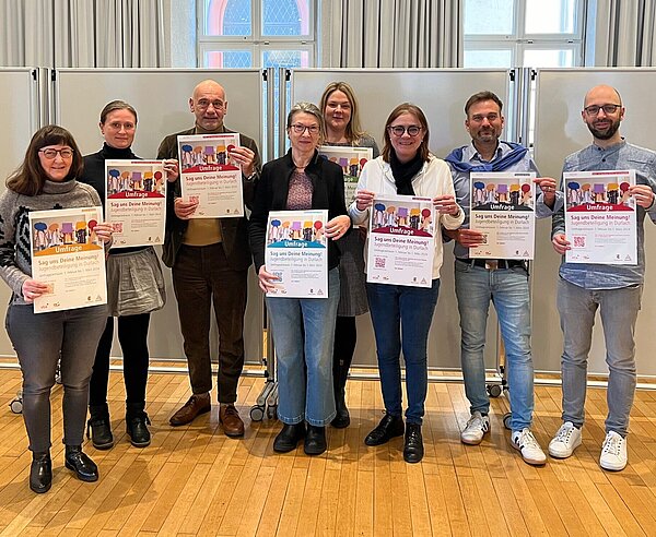 Mitglieder des Durlacher Ortschaftsrats, der Orts- und Stadtverwaltung, des Stadtjugendausschusses sowie des Kinder- und Jugendhauses präsentieren die Plakate für die gemeinsam erarbeitete Umfrage. 