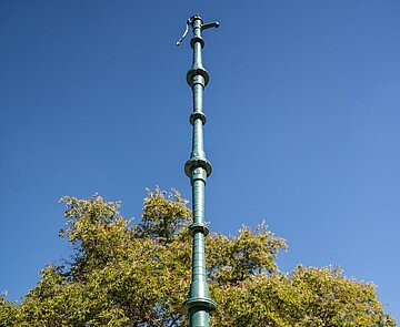Eine 5,40 Meter hohe Pumpe des Künstlers Pavel Schmidt.