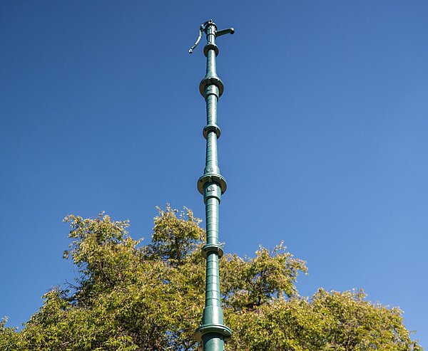 Eine 5,40 Meter hohe Pumpe des Künstlers Pavel Schmidt.