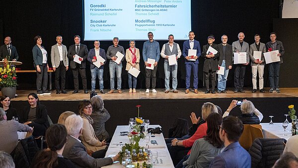 Verleihung der Medaillen für besondere sportliche Leistungen in den Bereichen Ringtennis, (ESG Frankonia), Gorodki (FV Grünwinkel), Snooker (City Club Karlsruhe), Laufen (Laufsportgemeinschaft Karlsruhe), Fahrsicherheitsturnier (MSC Grötzingen ADAC) und Modellflug (Flugsportverein 1910).