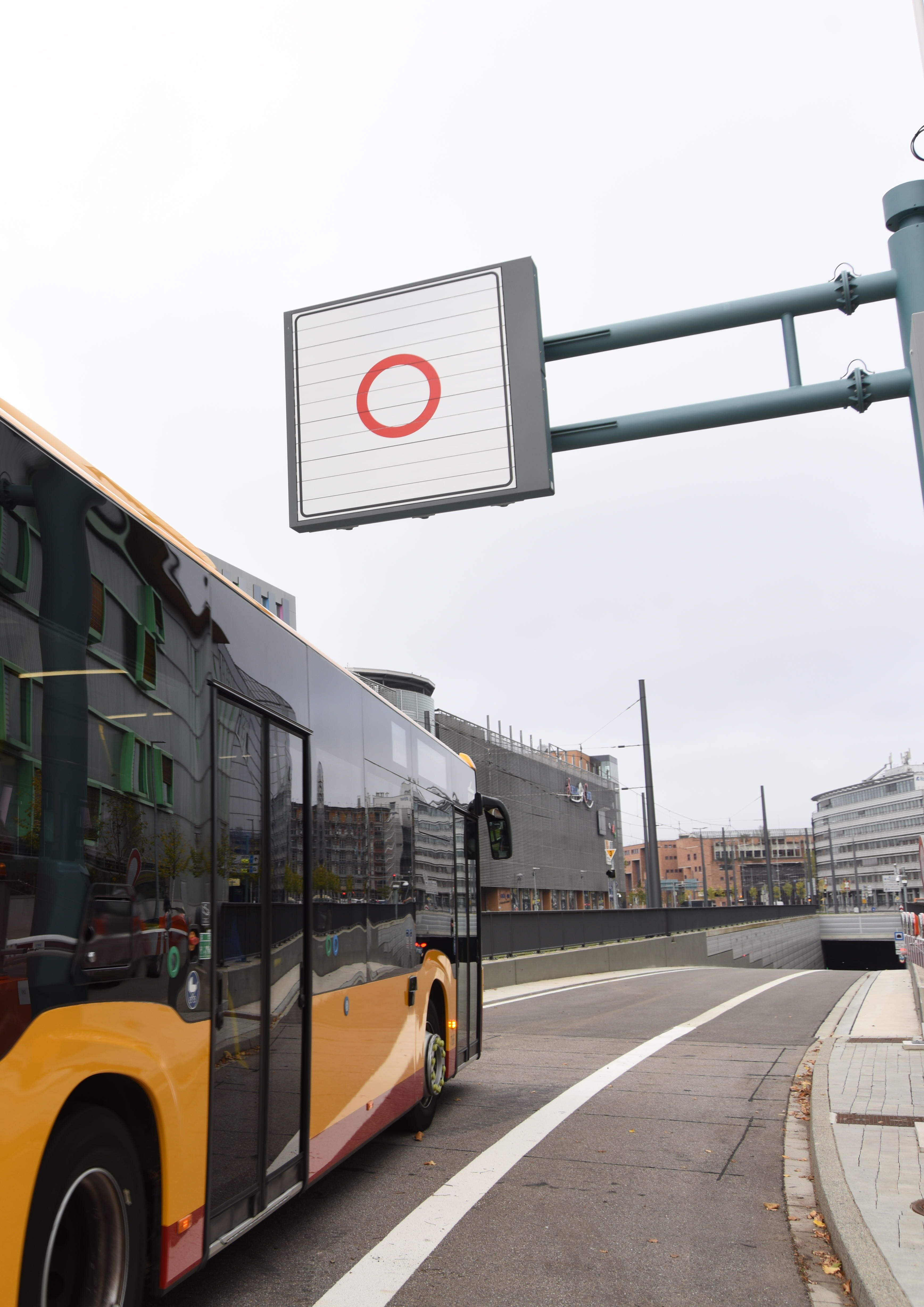 Bus fährt in den Karoline-Luise-Tunnel.
