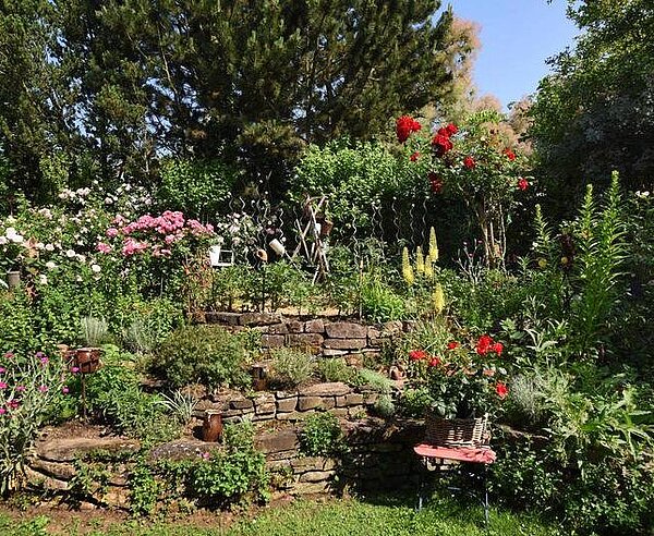 Ein rustikaler Hausgarten in Stupferich lädt im Juni zu einem Besuch ein.